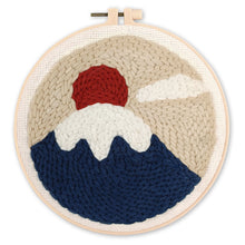 Charger l'image dans la galerie, Punch Needle Sommet enneigé et pompon rouge