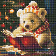 Charger l'image dans la galerie, Mini Diamond Painting 25x25cm - Ours Mignon en train de Lire
