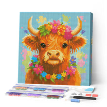 Charger l'image dans la galerie, Mini Diamond Painting 25x25cm Figured'Art - Vache Highland reine du jardin