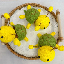 Charger l'image dans la galerie, Kit Amigurumi Crochet - Abeille et Tortue