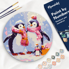 Charger l'image dans la galerie, Peinture par Numéro sur Disque en Bois - Famille de Pingouins sous la Neige