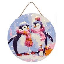 Charger l'image dans la galerie, Peinture par Numéro sur Disque en Bois - Famille de Pingouins sous la Neige