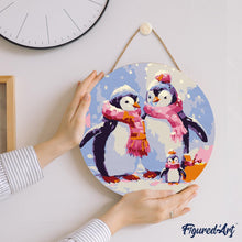 Charger l'image dans la galerie, Peinture par Numéro sur Disque en Bois - Famille de Pingouins sous la Neige