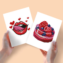Charger l'image dans la galerie, Mini Diamond Painting 15x20cm (2 pièces) - Lèvres Rouges et Gâteau aux Baies