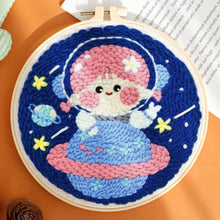 Charger l'image dans la galerie, Punch Needle Fillette cosmonaute et Saturne