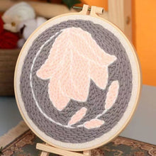 Charger l'image dans la galerie, Punch Needle Fleur rose sur fond gris