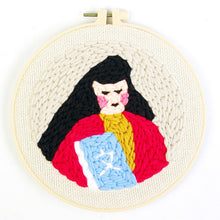 Charger l'image dans la galerie, Punch Needle Femme et Livre